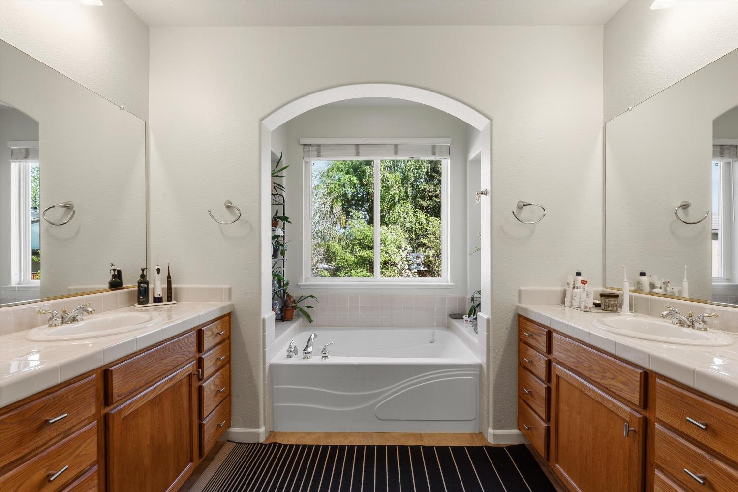 6503 Turnstone Way Rocklin, CA 95765 - Photo 26 of 42 a bathroom with a sink a vanity and a bathtub