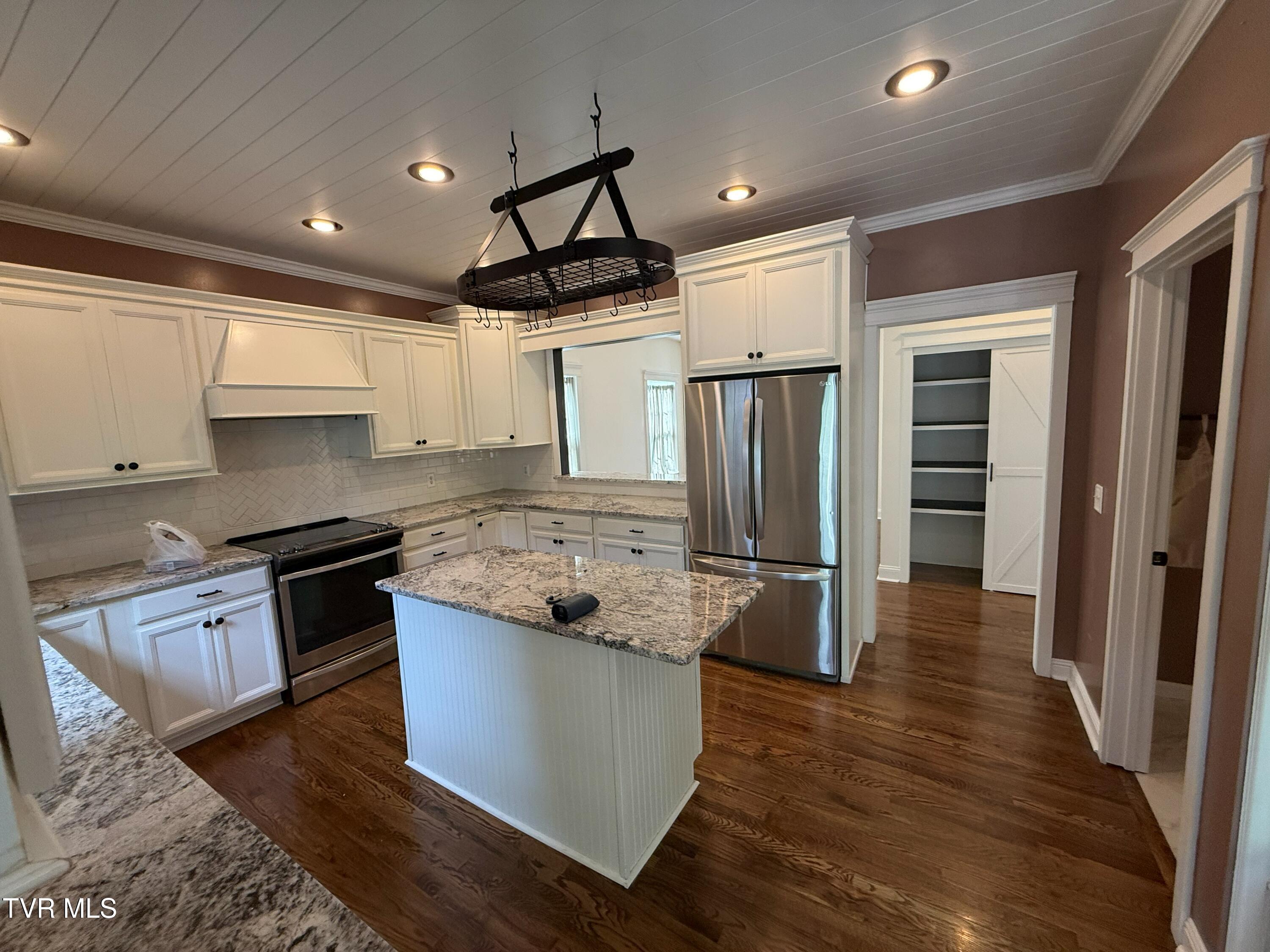 207 Haley Walk Bristol, TN 37620 - Photo 10 of 52 IMG_2708