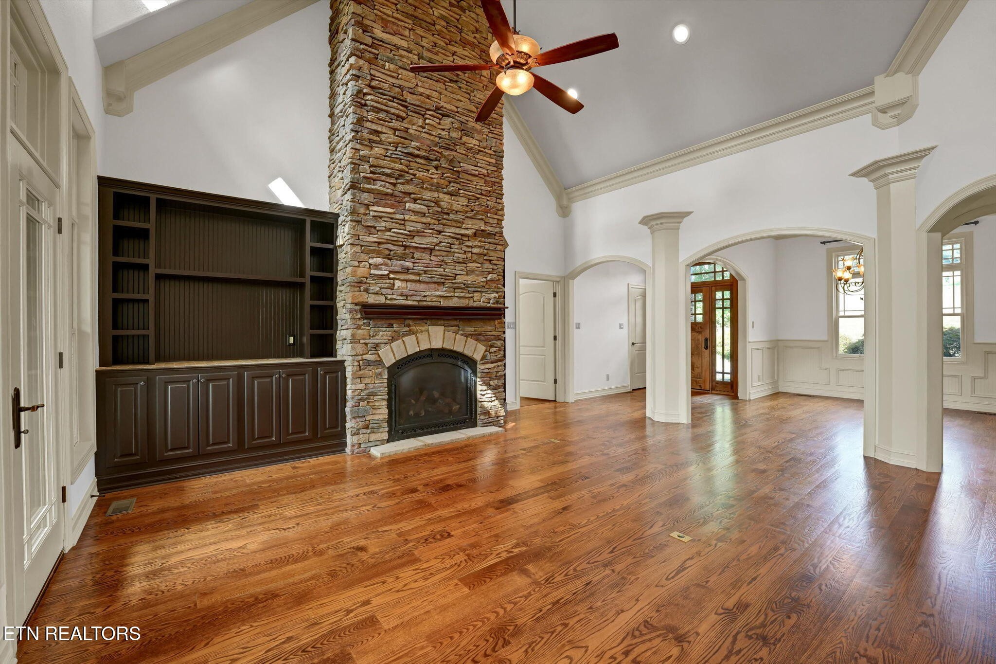 494 Chestnut Lane Loudon, TN 37774 - Photo 11 of 58 a view of a livingroom with wooden floor and a ceiling fan