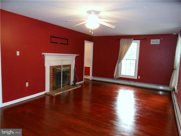 881 East Sandy Ridge Road Doylestown, PA 18901 - Photo 5 of 25 Living Room