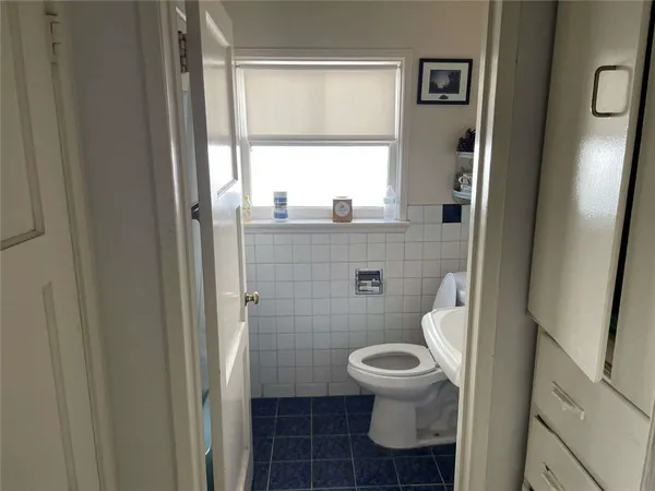 a view of a entryway with furniture