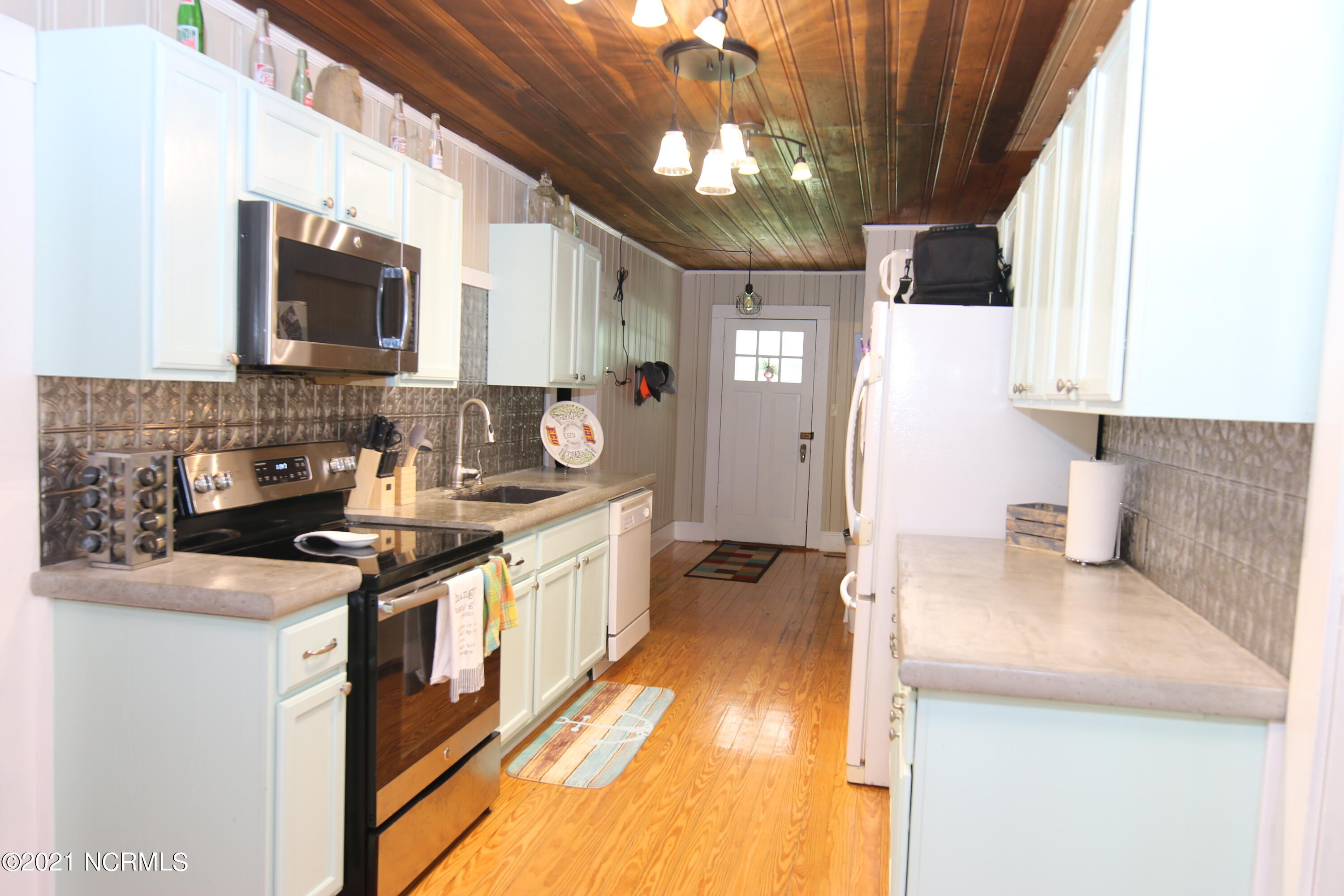 5756 River Road Washington, NC 27889 - Photo 9 of 26 kitchen