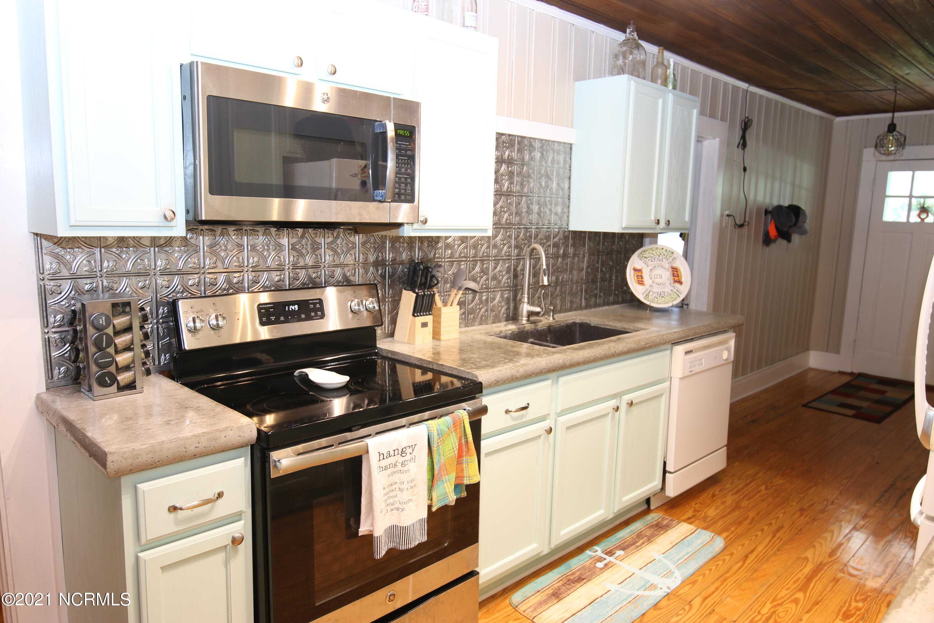 5756 River Road Washington, NC 27889 - Photo 10 of 26 kitchen