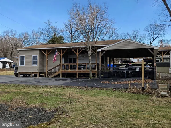 a view of a house with backyard