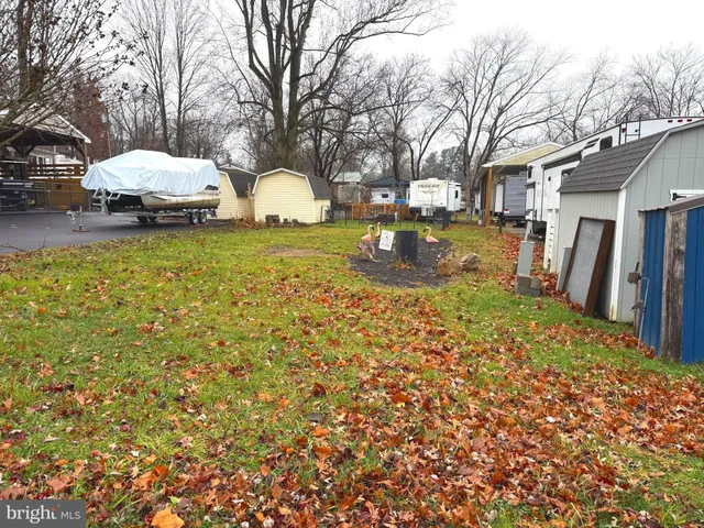 a view of a yard with a house