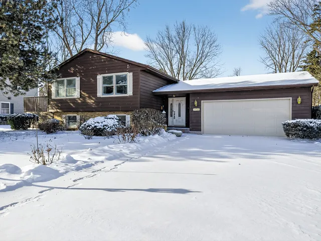 $439,900 | 308 Rustic Lane, Algonquin, IL 60102