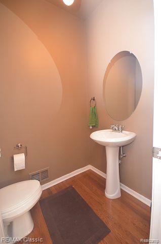 27458 Cromwell Road Novi, MI 48374 - Photo 6 of 39 Main level half bath.