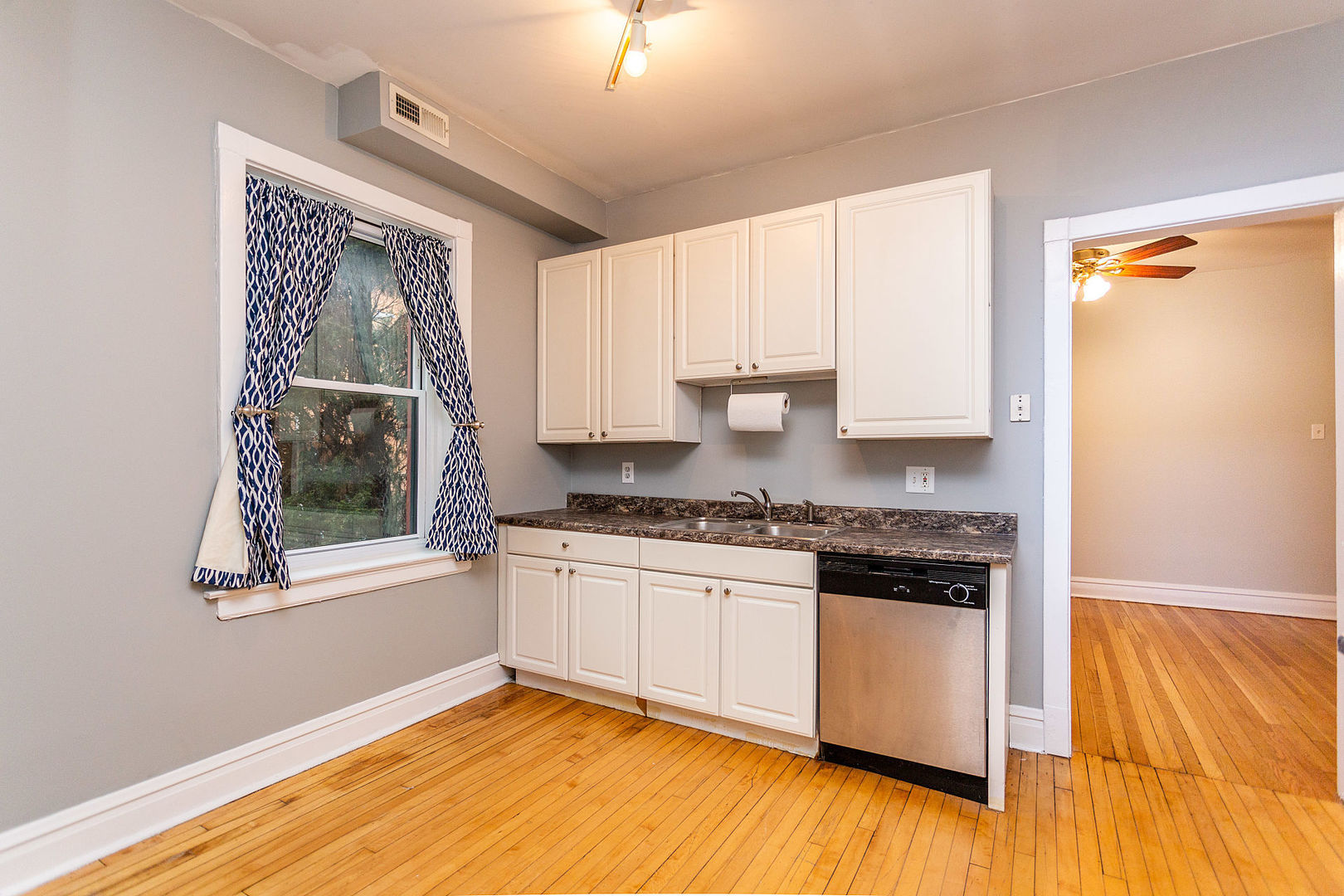 923 West Sheridan Road, Unit 1 Chicago, IL 60613 - Photo 2 of 18