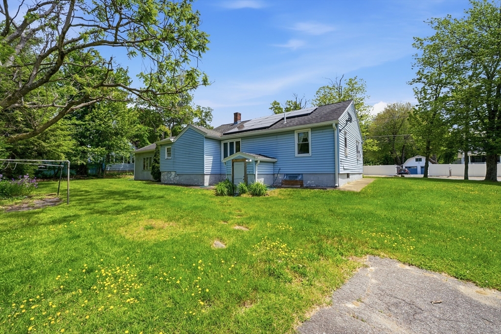 297 Whalom Road Lunenburg, MA 01462 - Photo 4 of 42