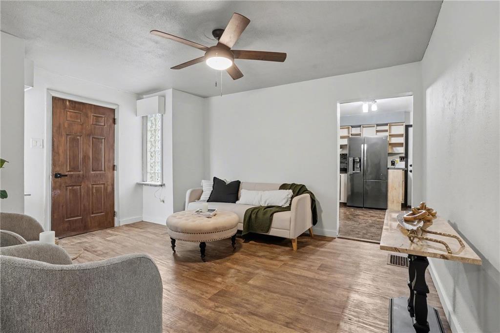 246 Hickory Street McKees Rocks, PA 15136 - Photo 3 of 35