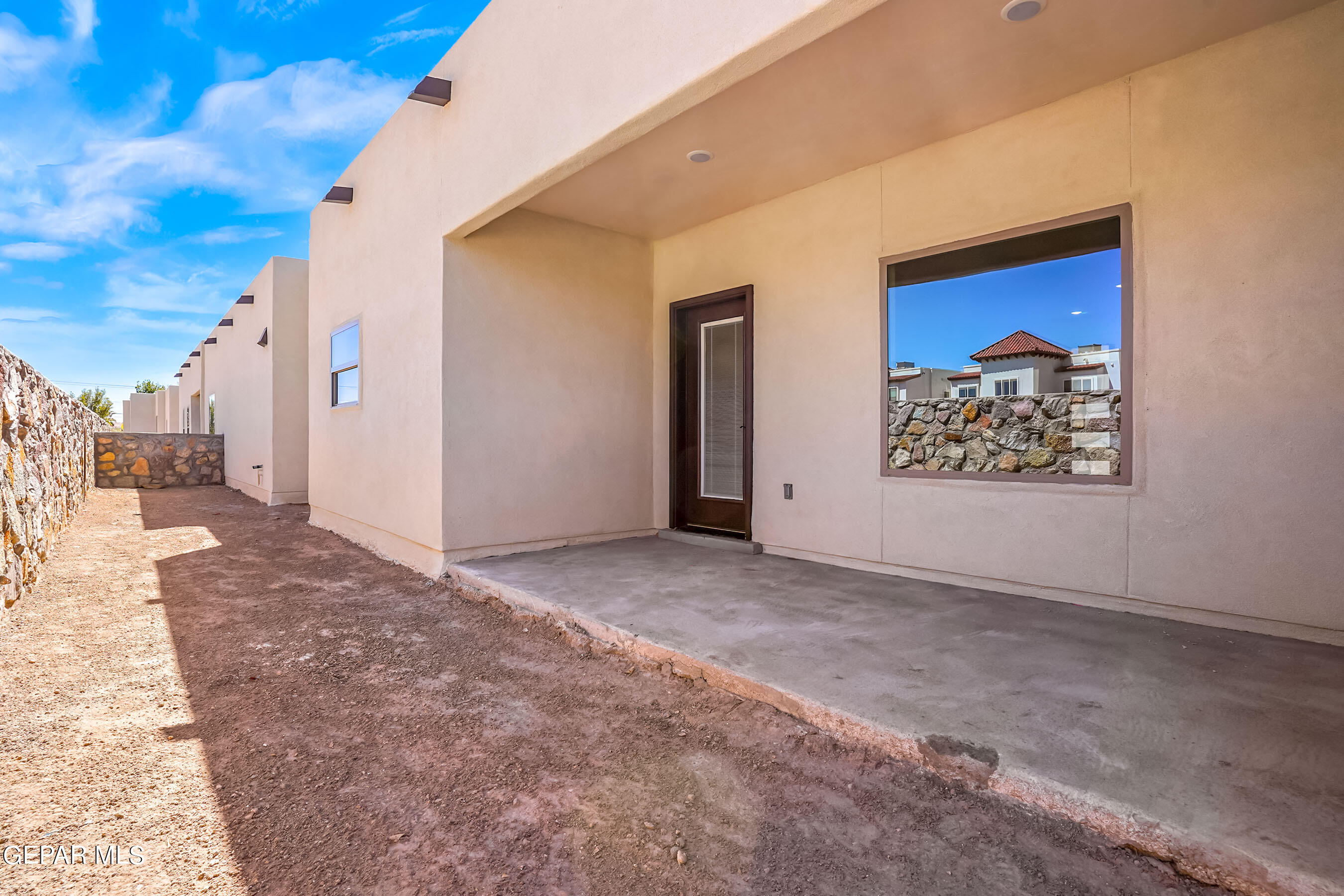 871 Country Club Road, Unit 4E El Paso, TX 79932 - Photo 29 of 34 a view of a big room with a large window