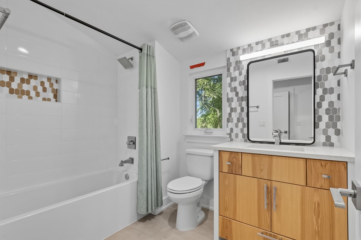 2712 Oak Springs Drive, Unit A Austin, TX 78702 - Photo 28 of 34 a bathroom with a toilet a sink and a bathtub