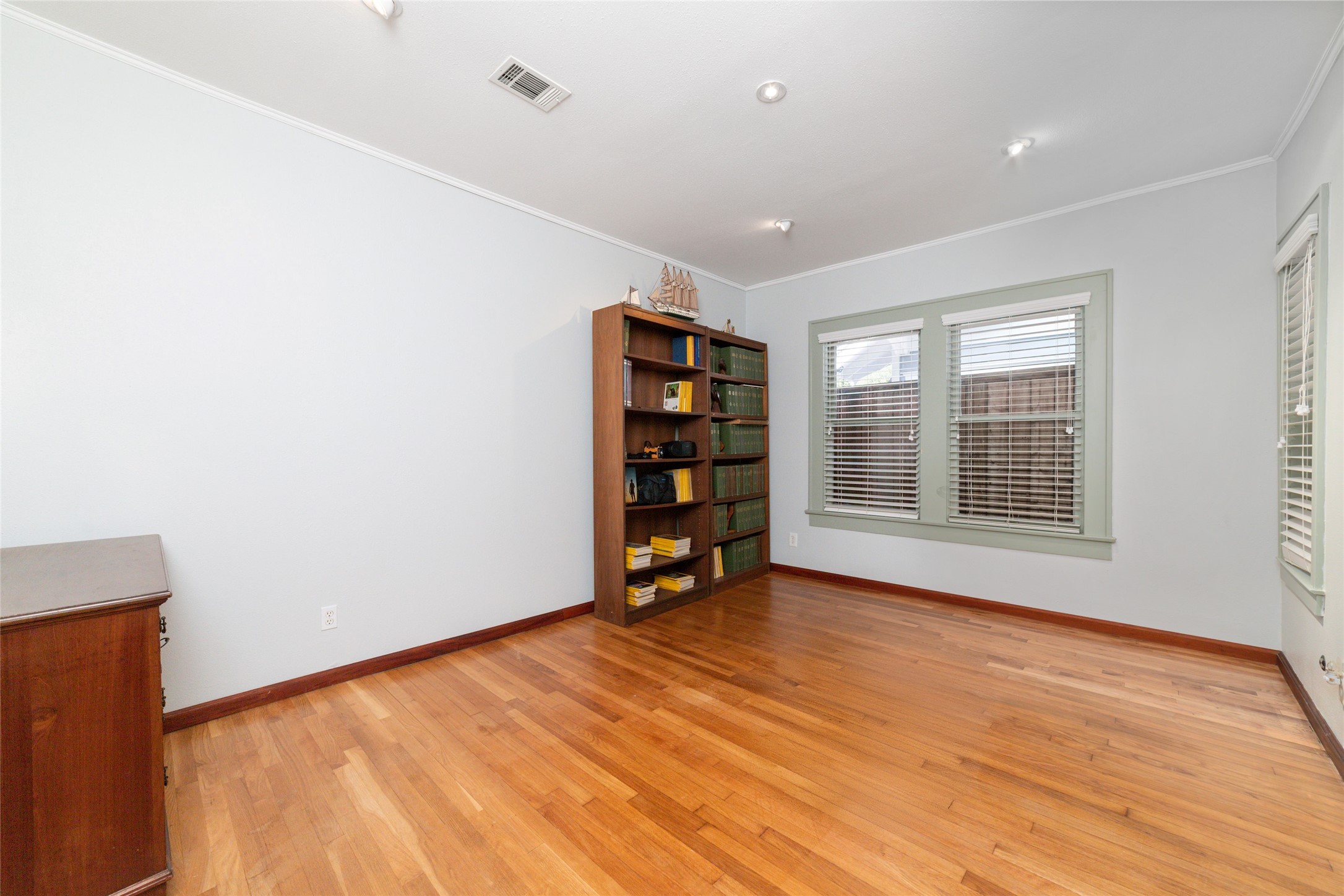 1613 California Street Houston, TX 77006 - Photo 25 of 50 A blank canvas in the best sense of the word, this spacious bedroom showcases original hardwood floors, abundant natural light, and the timeless character that never goes out of style.