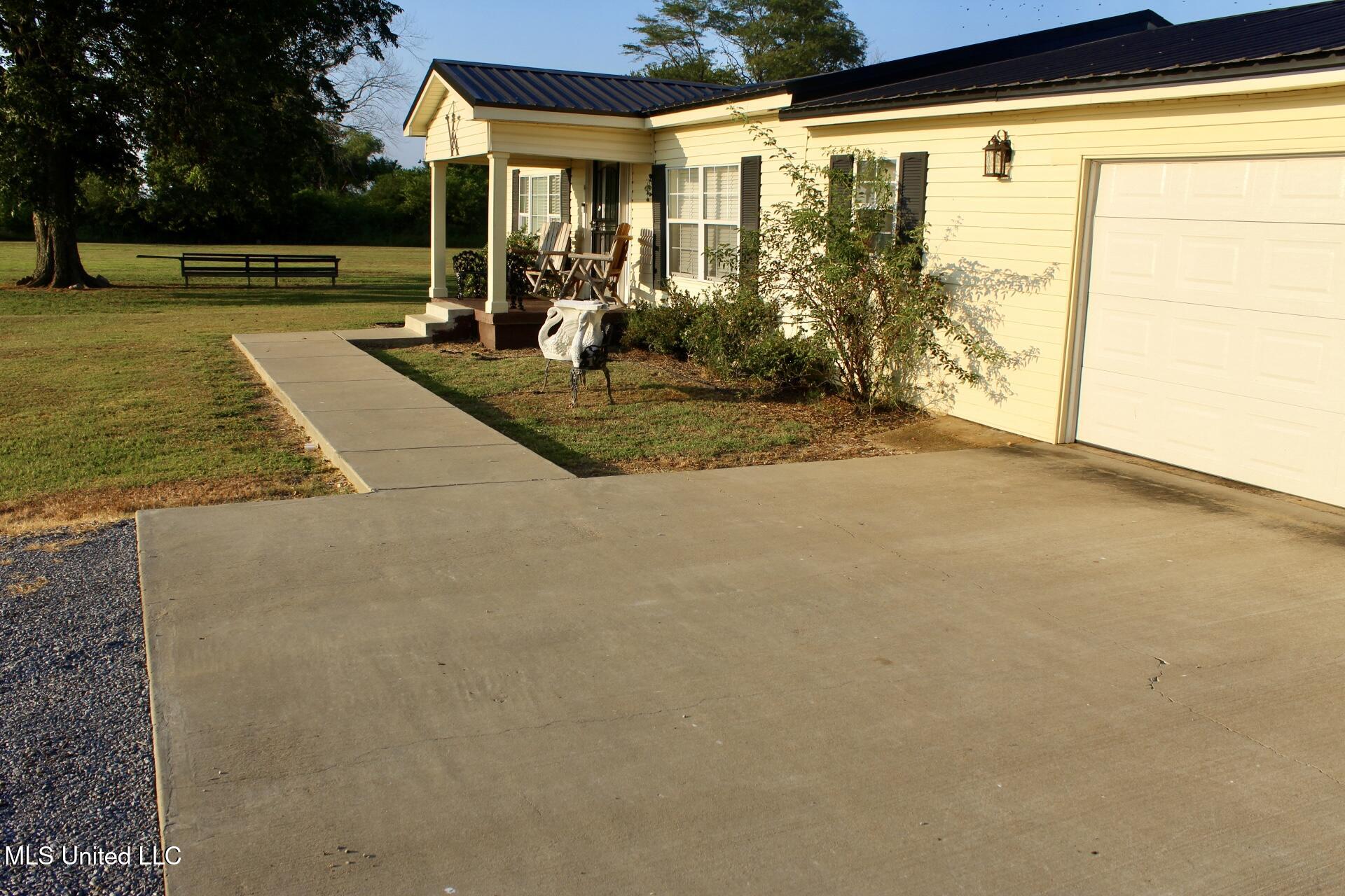 2284 Pride Road Batesville, MS 38606 - Photo 4 of 8 IMG_1113