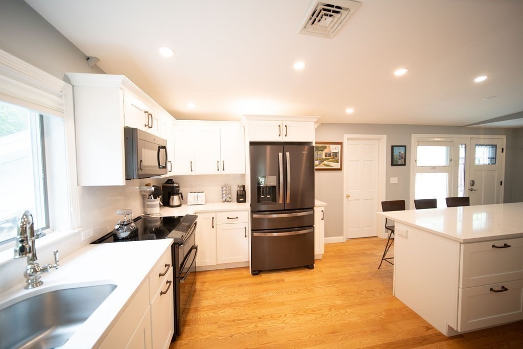 112 Richard Road Braintree, MA 02184 - Photo 3 of 33 Gallery Image 3