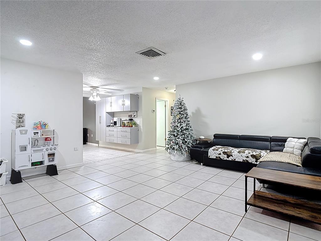 9171 Vicksburg Road Spring Hill, FL 34608 - Photo 3 of 55 a living room with furniture
