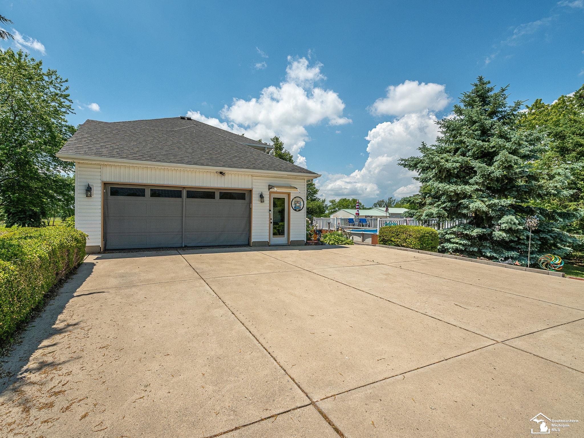 2223 Fix Road Monroe, MI 48162 - Photo 6 of 86