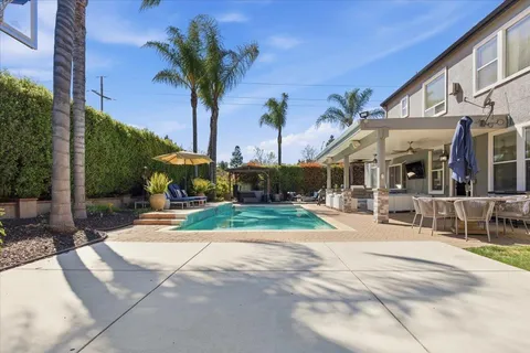 a view of a back yard