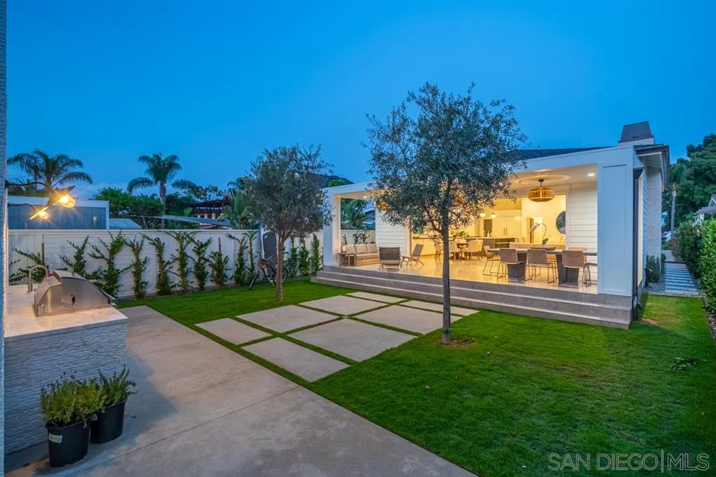 370 Glorietta Boulevard Coronado, CA 92118 - Photo 12 of 25 a house view with a garden space