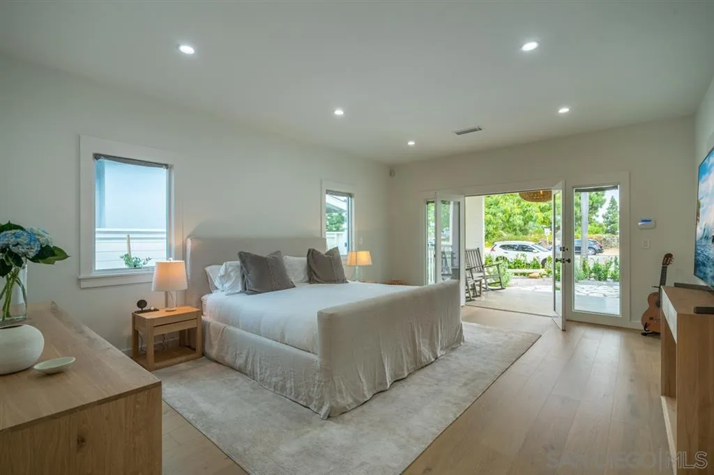 370 Glorietta Boulevard Coronado, CA 92118 - Photo 15 of 25 a spacious bedroom with a large bed and a large window