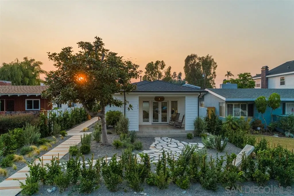 370 Glorietta Boulevard Coronado, CA 92118 - Photo 2 of 25 a front view of a house with a yard