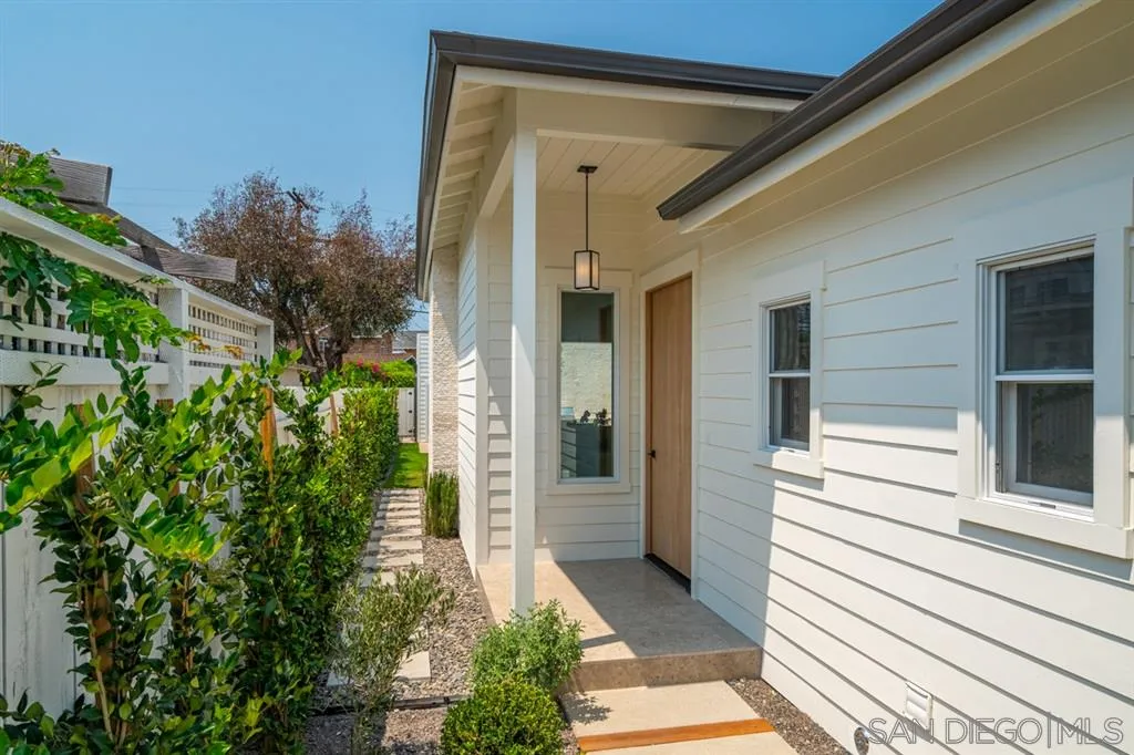 370 Glorietta Boulevard Coronado, CA 92118 - Photo 5 of 25 a view of a pathway besides a house