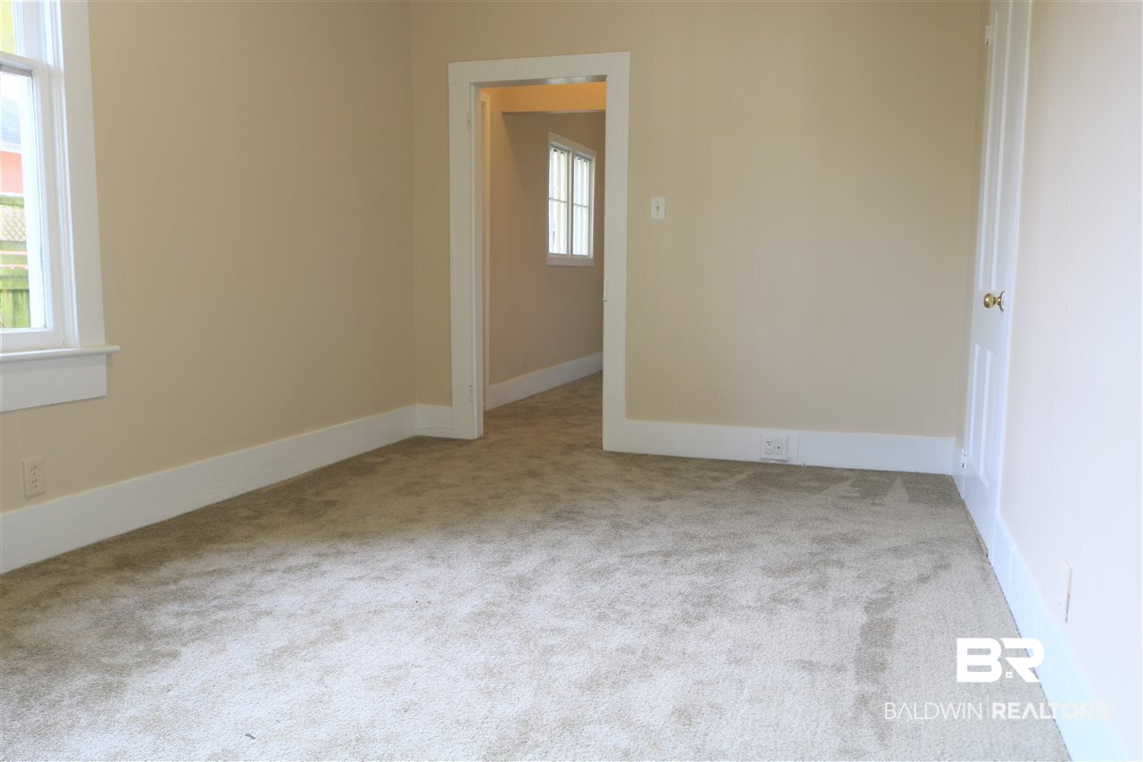 134 Hyland Avenue Mobile, AL 36607 - Photo 9 of 16 Living Area