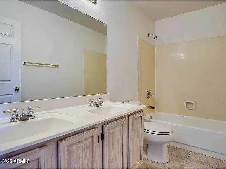 16625 South 34th Way Phoenix, AZ 85048 - Photo 20 of 36 a bathroom with a sink a toilet and shower