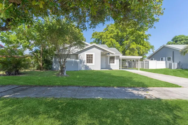 a view of front of a house with a yard