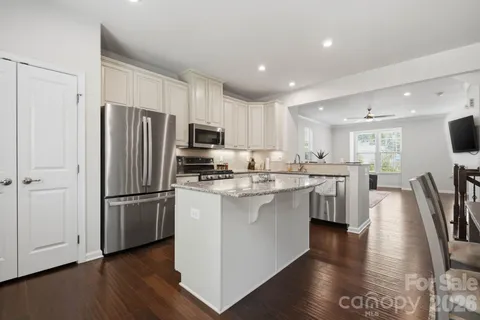 $535,000 | 1221 Queen Lyon Court, Charlotte, NC 28205