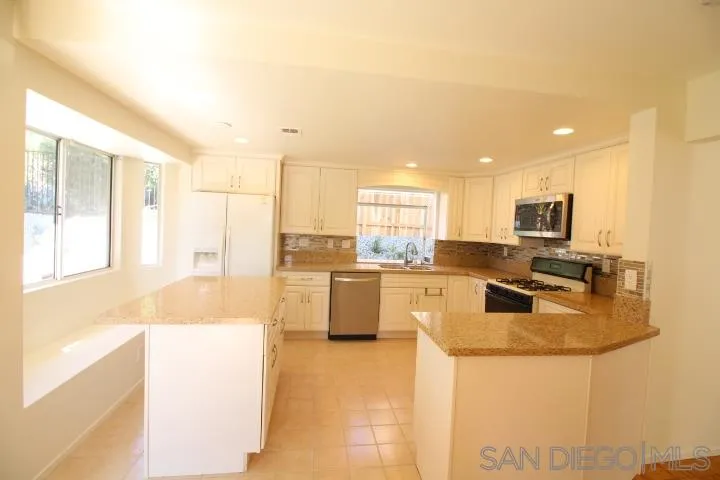 13942 Carmel Ridge Road San Diego, CA 92128 - Photo 5 of 23 Gallery Image 5