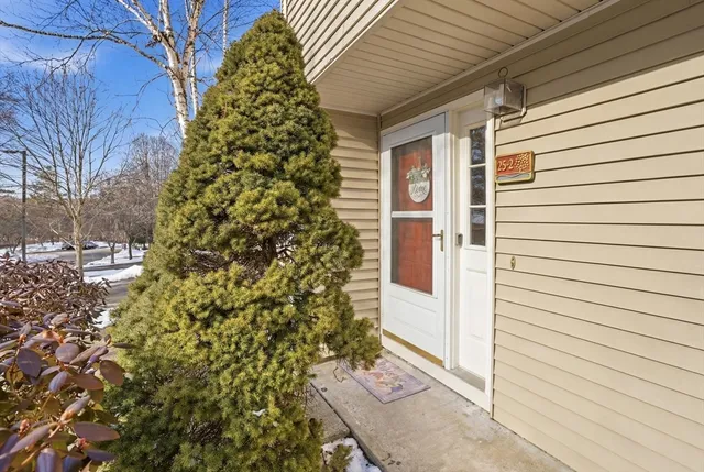 $359,999 | 25 Thayer Pond Drive, Unit 2, Oxford, MA 01537