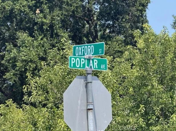 a sign that is sitting on a brick wall