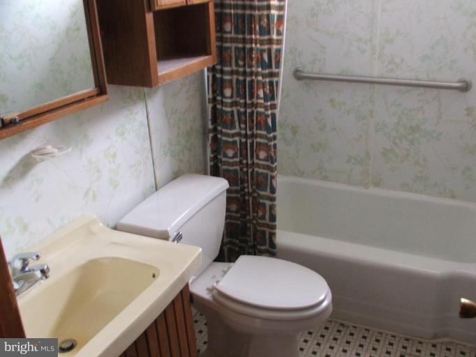 1101 Oakland Terrace Road Halethorpe, MD 21227 - Photo 11 of 21 Main Level Full Bath with Grab Bar