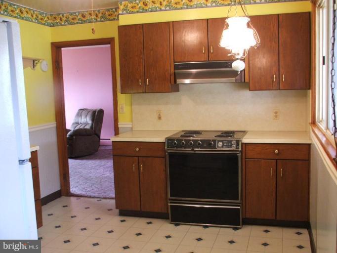 1101 Oakland Terrace Road Halethorpe, MD 21227 - Photo 8 of 21 Eat-In Kitchen