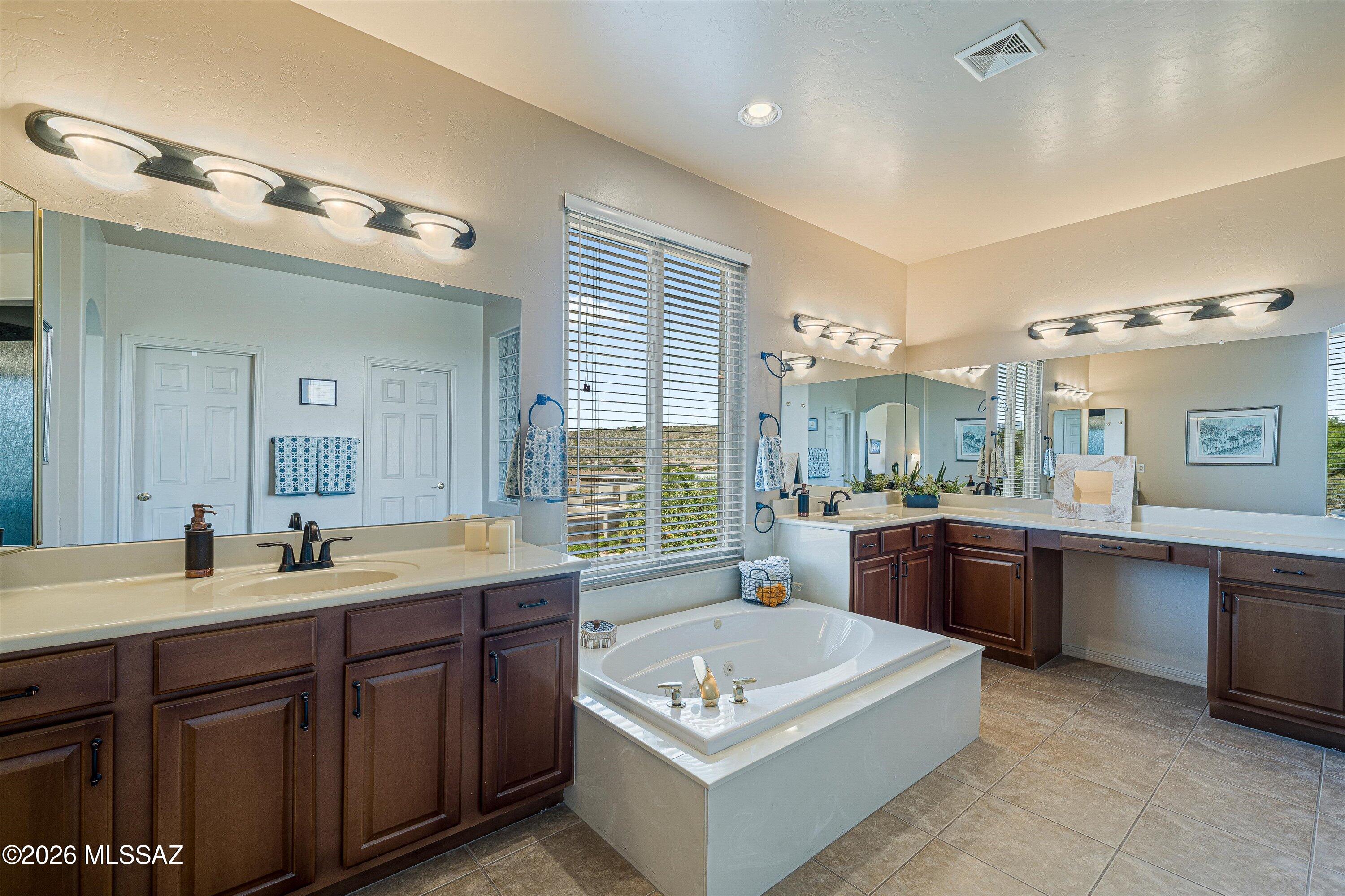 7452 East Ridge Point Road Tucson, AZ 85750 - Photo 22 of 42 28-Primary Bathroom