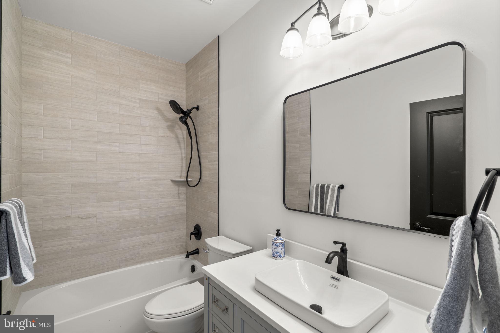 7125 Edgemont Road Frederick, MD 21702 - Photo 22 of 30 Tastefully Upgraded Full Bathroom