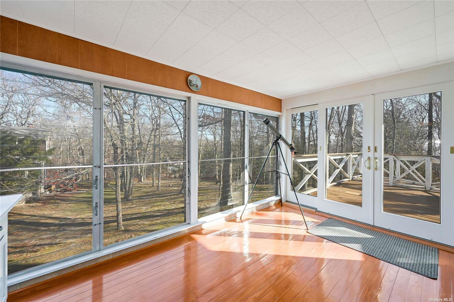 415 Southern Cross Road Cutchogue, NY 11935 - Photo 7 of 14 a view of a living room