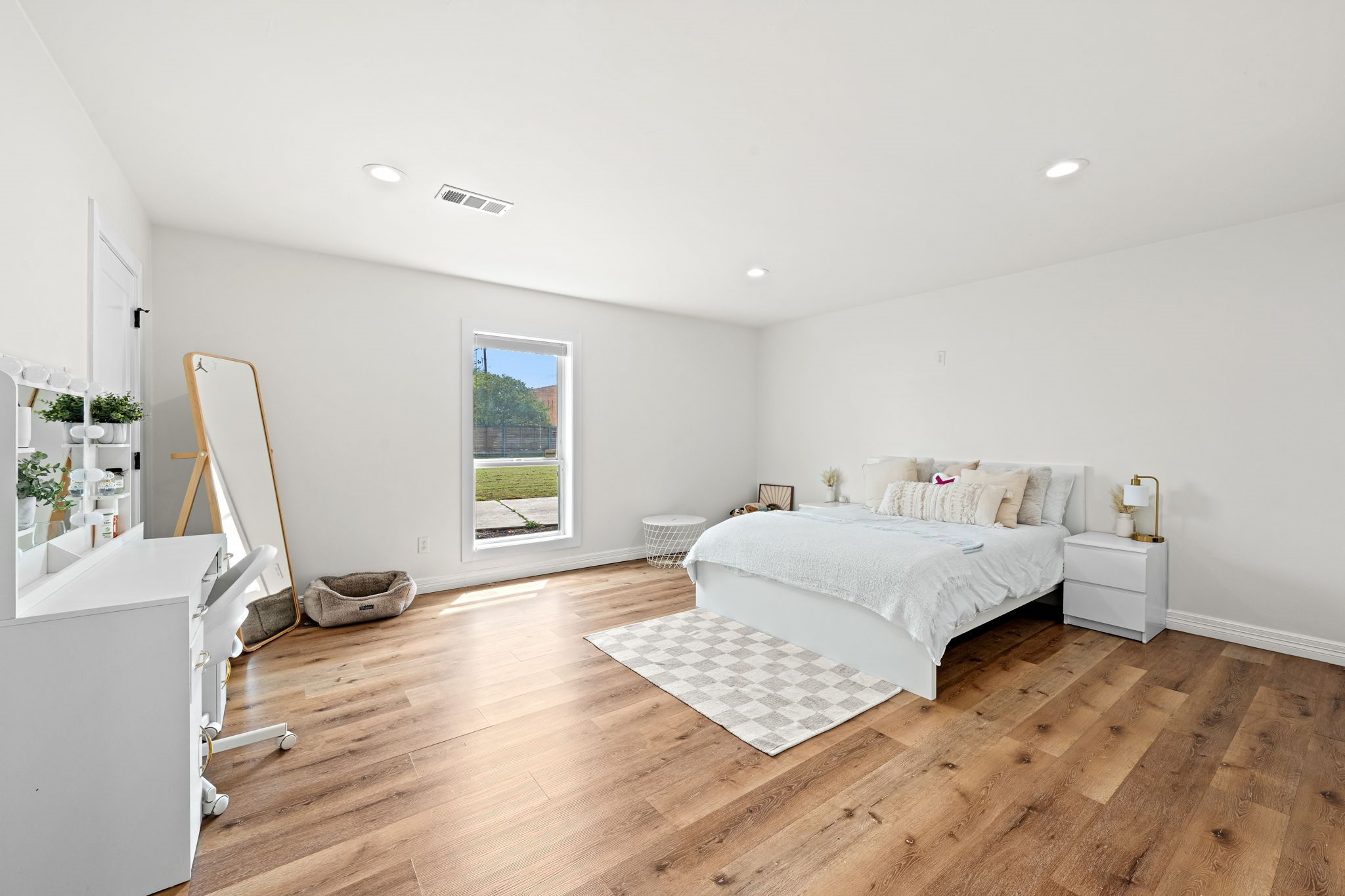 8800 Brae Acres Road Houston, TX 77074 - Photo 27 of 48 This secondary bedroom features congruent wide-plank flooring, stunning outdoor views, ample natural light, private ensuite bath and a footprint offering abundant space and flexibility.