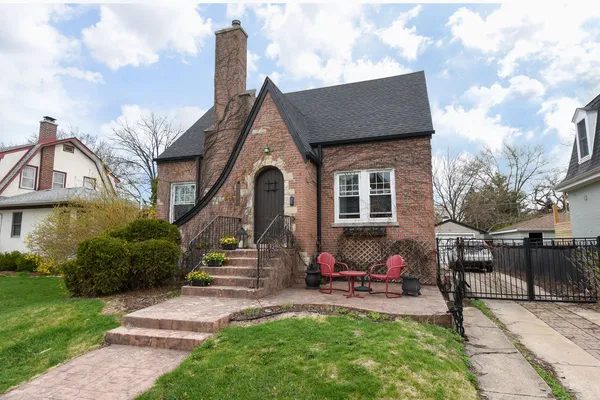 $400,000 | 3517 Hollywood Avenue, Brookfield, IL 60513