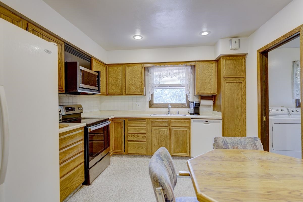 3109 Ashford Lane Madison, WI 53713 - Photo 11 of 32