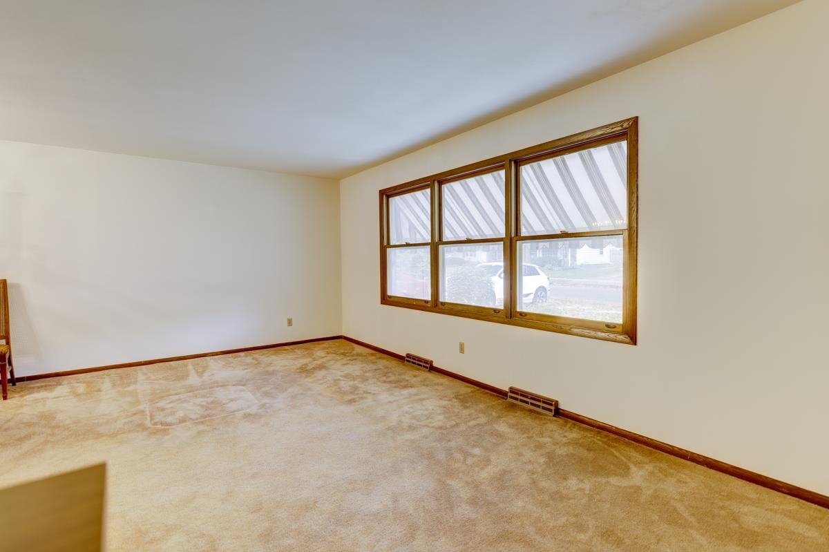 3109 Ashford Lane Madison, WI 53713 - Photo 6 of 32