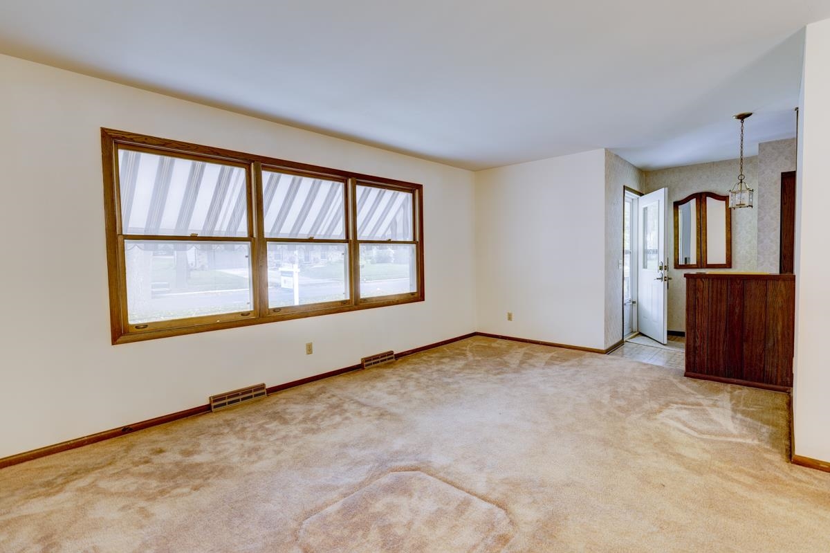 3109 Ashford Lane Madison, WI 53713 - Photo 7 of 32