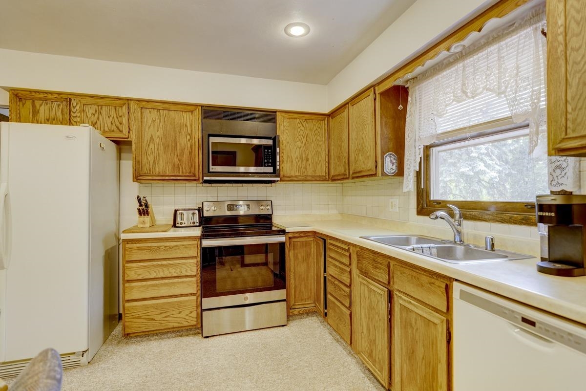 3109 Ashford Lane Madison, WI 53713 - Photo 10 of 32