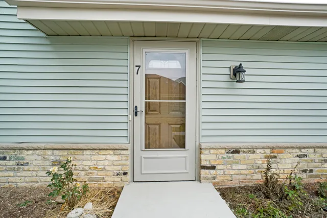 $244,900 | 3646 East Barbara Court, Unit 7, Oak Creek, WI 53154