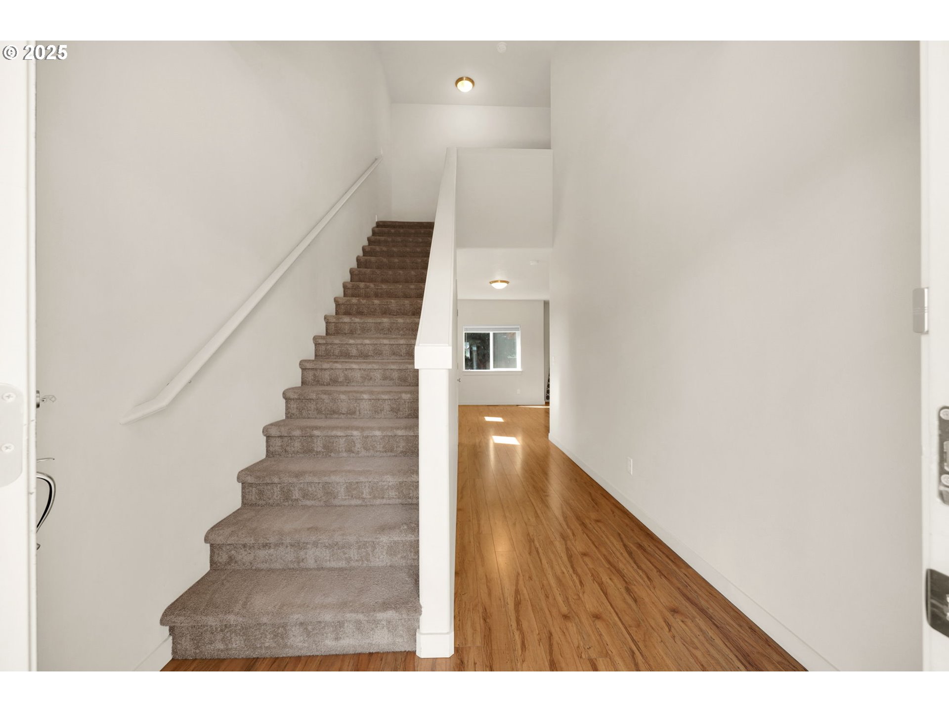 490 Raber Road Eugene, OR 97402 - Photo 17 of 37 a view of entryway and hall
