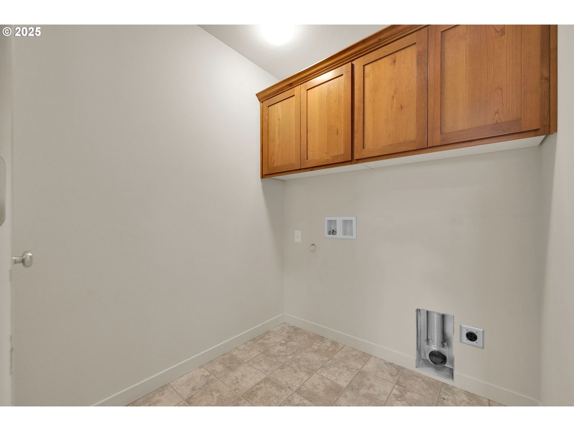 490 Raber Road Eugene, OR 97402 - Photo 19 of 37 view of an empty room and wooden floor