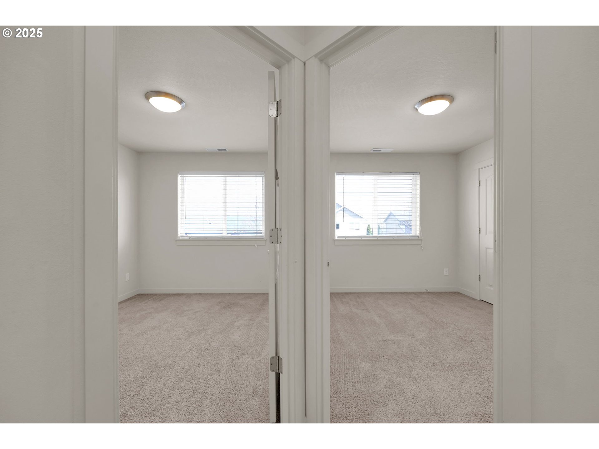 490 Raber Road Eugene, OR 97402 - Photo 21 of 37 a view of an empty room and window