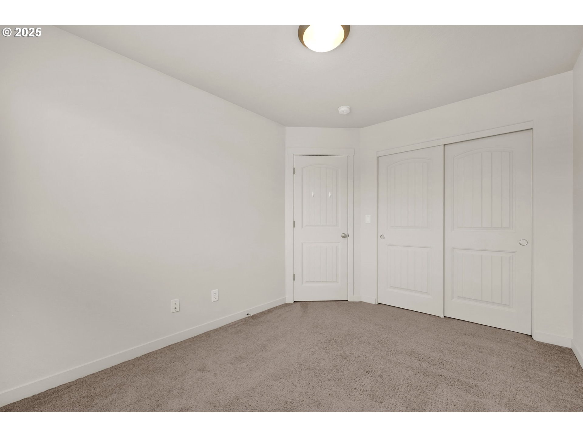 490 Raber Road Eugene, OR 97402 - Photo 23 of 37 a view of an empty room