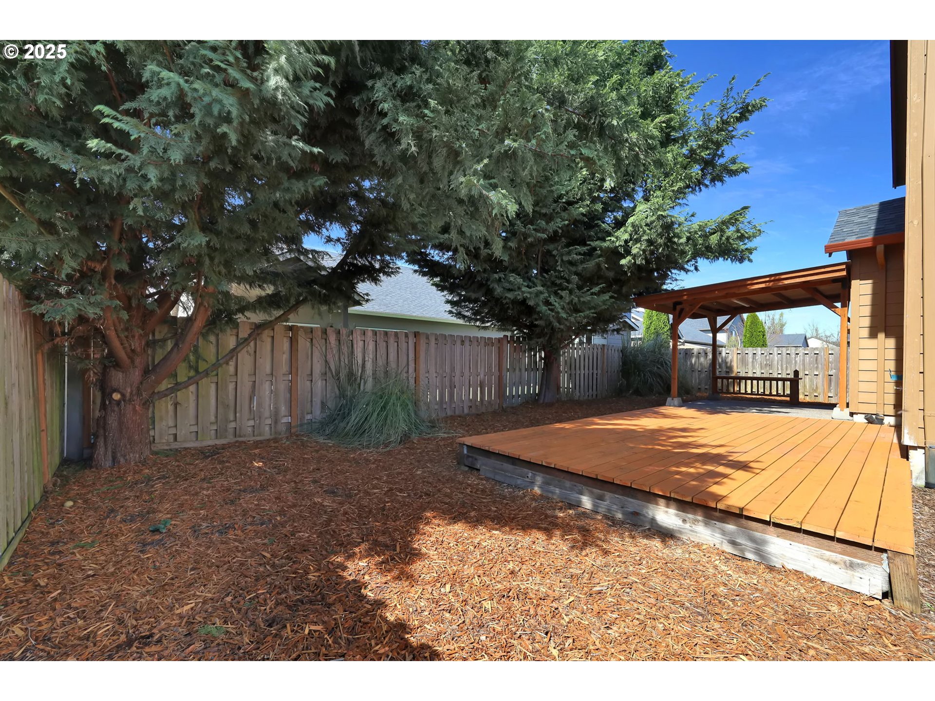 490 Raber Road Eugene, OR 97402 - Photo 37 of 37 a view of a backyard of the house